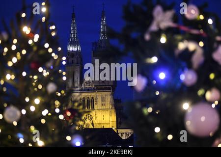 Advent in Zagreb 2021-22. Kathedrale Von Zagreb, Kroatien Stockfoto