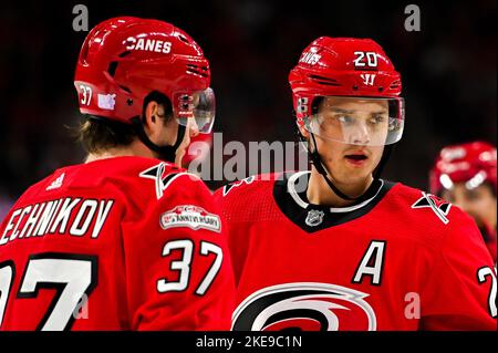 Raleigh, North Carolina, USA. 10.. November 2022. Carolina Hurricanes Zentrum Sebastian Aho (20) und Carolina Hurricanes rechter Flügel Andrei Svechnikov (37) sprechen vor einem Face-off in der zweiten Spielperiode zwischen den Edmonton Oilers und den Carolina Hurricanes in der PNC Arena in Raleigh, NC, am 10. November 2022. (Bild: © Spencer Lee/ZUMA Press Wire) Stockfoto