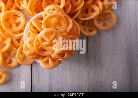 Chicharrones de Harina. Auch bekannt als Duros, Duritos, mexikanische Wagenräder oder Pinwheels, sind sie ein sehr beliebter Snack aus Mehl, häufig accom Stockfoto