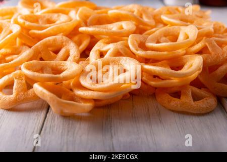 Chicharrones de Harina. Auch bekannt als Duros, Duritos, mexikanische Wagenräder oder Pinwheels, sind sie ein sehr beliebter Snack aus Mehl, häufig accom Stockfoto