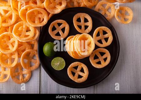 Chicharrones de Harina. Auch bekannt als Duros, Duritos, mexikanische Wagenräder oder Pinwheels, sind sie ein sehr beliebter Snack aus Mehl, häufig accom Stockfoto