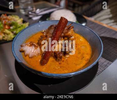 Draufsicht am Tisch mit thailändischem Essen, Massaman, mit einem sehr gut schmeakbaren, mais Stockfoto