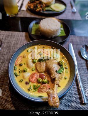 Entenpfarsich mit Jasminreis, Draufsicht am Tisch mit thailändischem Essen. Stockfoto