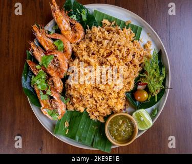 Jasminreis mit Hummer Draufsicht am Tisch mit thailändischem Essen. Stockfoto