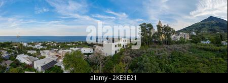 Italien, Sizilien, Liparische Inseln, ein UNESCO Weltkulturerbe, die Insel Stromboli, den aktiven Vulkan Stromboli, mit Blick auf das Dorf (Antenne vie Stockfoto