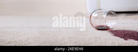 Fleck Aus Rotem Wein Auf Dem Teppich. Verschüttete Schäden Stockfoto