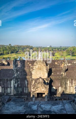 Blick vom zentralen Turm entlang des inneren Damm zum westlichen Tor am alten Tempel von Angkor Wat in Kambodscha. Stockfoto