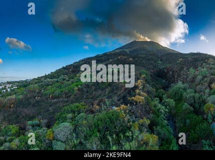 Italien, Sizilien, Liparische Inseln, ein UNESCO Weltkulturerbe, die Insel Stromboli, den aktiven Vulkan Stromboli, mit Blick auf das Dorf (Antenne vie Stockfoto