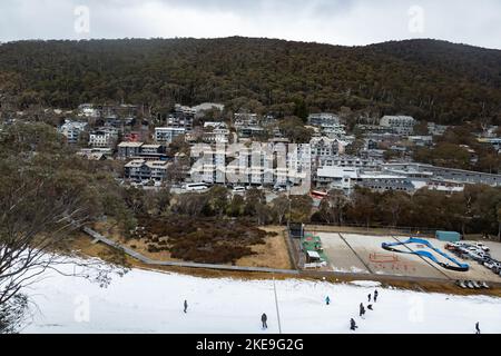 Das Skigebiet Thredbo liegt im Kosciuszko-Nationalpark in den Snowy Mountains von NSW, NSW, Australien. 11/7/22 Stockfoto