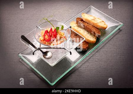 Lachstartare in einer Glasschale, auf Eis Stockfoto