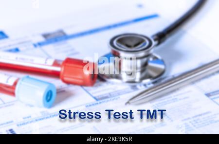 Stress Test TMT Testing Medical Concept. Checkup Liste medizinischer Tests mit Text und Stethoskop Stockfoto