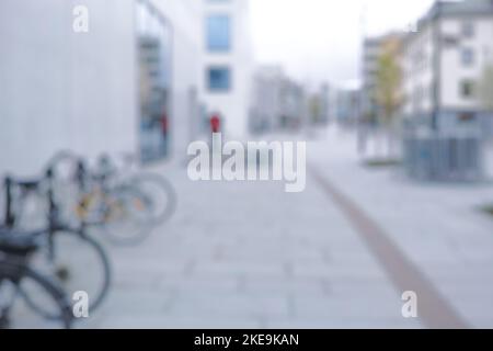 Bereit zum Fahren. Verschwommene Aufnahme eines Fahrrads an einem Fahrradständer in einer Stadt. Stockfoto