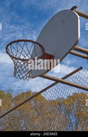 Basketballkorb gegen blauen Himmel mit Wolken Stockfoto