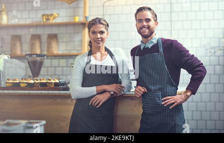 Die Kombination für das Coffee-Shop-Erlebnis, das Sie verdienen. Porträt zweier junger Unternehmer, die in ihrem Geschäft arbeiten. Stockfoto