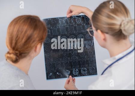 Ärztin erklärt der Patientin die mrt der inneren Organe. Stockfoto