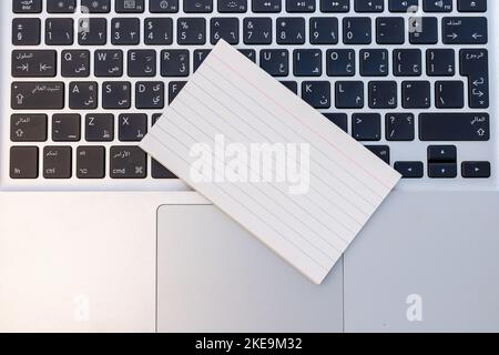 Leere Visitenkarte über dem Laptop mit Blick aus dem hohen Winkel Stockfoto