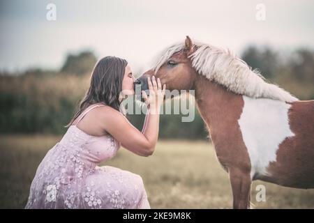 Frau und Mini Shetland Pony Stockfoto