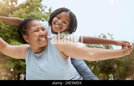 Schwarze Familie, Mutter und Mädchen Kind in der Natur verbinden, entspannen und Spaß haben zusammen in einem Park spielen. Schwarze Familie, lächeln und glücklich Mama genießt Stockfoto