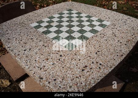 Schach- und Schachbretttisch im Freien Stockfoto