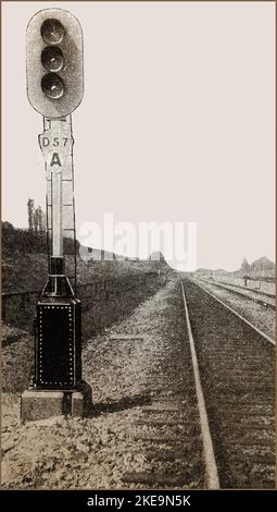 Circa 1930er Jahre. Ein (damals) neues Tag-und-Nacht-UK-drei-Aspekt-elektrische 'earchlight'-Bahnsignal mit Kapuze lights.jp.jpg - 2 Stockfoto