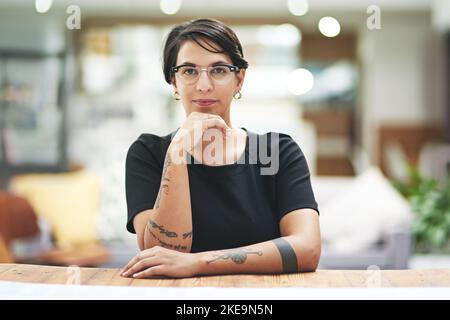 Ich bin für meinen eigenen Erfolg verantwortlich. Ein Porträt einer jungen Geschäftsfrau, die in ihrem Büro an ihrem Schreibtisch sitzt. Stockfoto