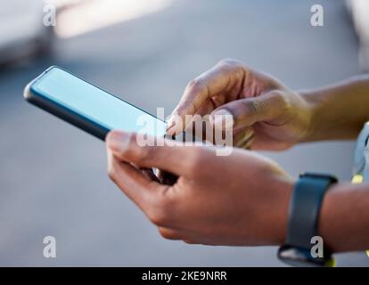 Zoom, schwarzer Mann Hände mit Telefon für Networking, Social Media oder 5G Kommunikations-App in der Straße, Straße oder Stadt. Reisen, Hand oder Mann mit Technologie Stockfoto