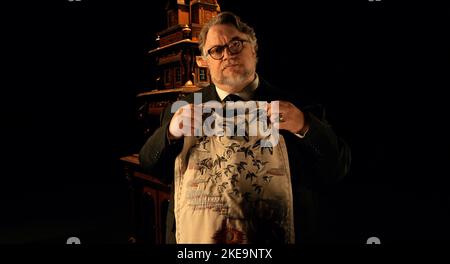 GUILLERMO DEL TORO IN GUILLERMO DEL TORO'S CABINET OF CURIOSITIES (2022), REGIE: GUILLERMO NAVARRO, CATHERINE HARDWICKE, VINCENZO NATALI, JENNIFER KENT, ANA LILY AMIRPOUR, PANOS COSMATOS, DAVID PRIOR UND KEITH THOMAS. Kredit: Exile Entertainment / Netflix / Album Stockfoto