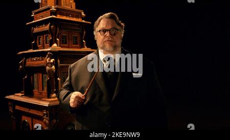 GUILLERMO DEL TORO IN GUILLERMO DEL TORO'S CABINET OF CURIOSITIES (2022), REGIE: GUILLERMO NAVARRO, CATHERINE HARDWICKE, VINCENZO NATALI, JENNIFER KENT, ANA LILY AMIRPOUR, PANOS COSMATOS, DAVID PRIOR UND KEITH THOMAS. Kredit: Exile Entertainment / Netflix / Album Stockfoto