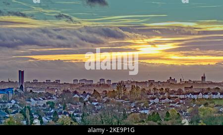 Glasgow, Schottland, Großbritannien 11.. November 2022. Wetter in Großbritannien: Bei starken Winden in der Nacht kam es zu einem bewölkten Start in die Morgenröte über der Stadt. Credit Gerard Ferry/Alamy Live News Stockfoto