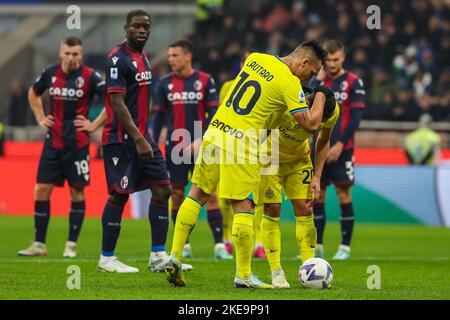 Lautaro Martinez vom FC Internazionale spricht mit Hakan Calhanoglu vom FC Internazionale während des Fußballspiels der Serie A 2022/23 zwischen dem FC Internazionale A Stockfoto