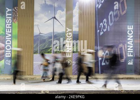 Sharm El Sheikh, Ägypten. 10.. November 2022. Während der UN-Klimakonferenz 2022 COP27 laufen Menschen an einem Banner vorbei. Kredit: Gehad Haddy/dpa/Alamy Live Nachrichten Stockfoto