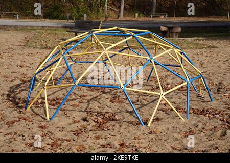 Geometrisches Metall Jungle Gym auf dem Spielplatz Stockfoto