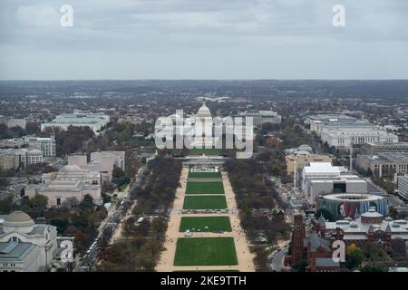 Washington, USA. 11.. November 2022. Die National Mall ist in Washington, DC, USA, am 10. November 2022 zu sehen. Der US-Verbraucherpreisindex (CPI), ein weithin beobachteter Inflationsindikator, kühlte sich im Oktober etwas ab, was die US-Märkte in die Höhe trieb. Der Index kletterte weniger als erwartet, was darauf hinhinzeigt, dass die Inflation zwar nach wie vor eine große wirtschaftliche Bedrohung darstellt, aber möglicherweise wieder nachgeben könnte. Quelle: Liu Jie/Xinhua/Alamy Live News Stockfoto