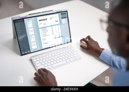 Online Digital E Invoice Statement auf Hybrid Laptop Stockfoto