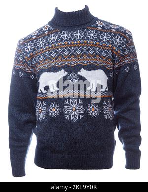 Blauer gestrickter weihnachtlicher Rollkragenpullover im traditionellen Design mit Vorlage zum Bärenschmuck (auch bekannt als Ugly Sweater) auf weißem Hintergrund Stockfoto