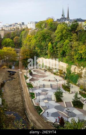 Luxemburg Stadtbild mit Skatepark unten im Tal des Viertels Grund Stockfoto