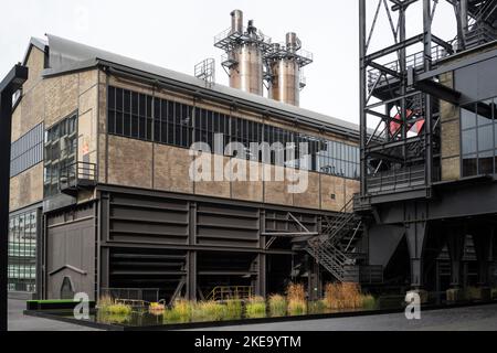 Industrielles Erbe im Viertel Belval (Luxemburg). Der ehemalige Standort eines Stahlwerks wird jetzt zu einem lebendigen Viertel mit Konzertsälen und Stockfoto