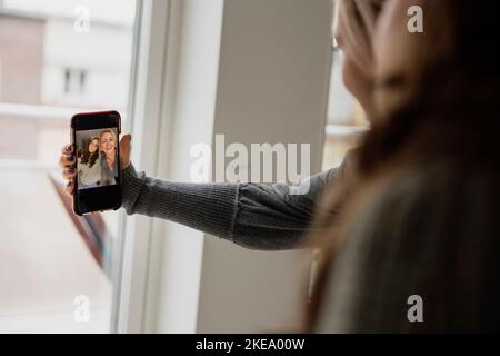 Mutter und Tochter nehmen selfie Stockfoto