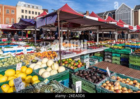 Obst- und Veg-Stand auf dem Market Square, Northampton, England, Großbritannien. Stockfoto