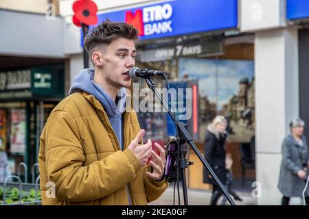 Junger Bursche, der in der Abington Street, Northampton, England, Großbritannien, buschte. Stockfoto