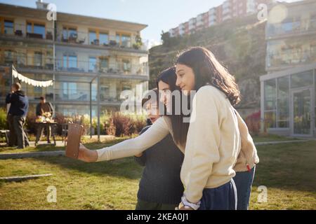 Mutter mit Kindern, die Selfie machen Stockfoto