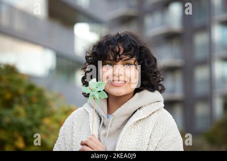 Porträt eines Teenagers mit einem Windrad Stockfoto