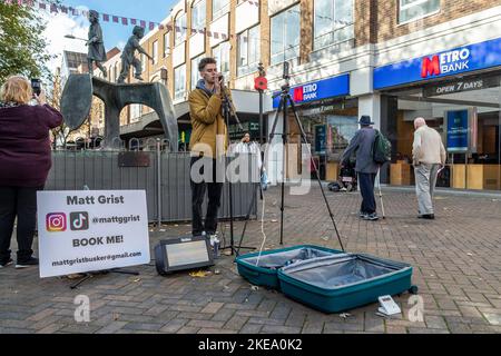 Busker near the Cobblers Last, Studie in der Abington Street von Graham Ibbeson, einem britischen Künstler und Bildhauer, Abington Street, Northampton, England, Großbritannien. Stockfoto