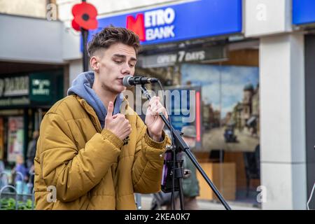 Junger Bursche, der in der Abington Street, Northampton, England, Großbritannien, buschte. Stockfoto