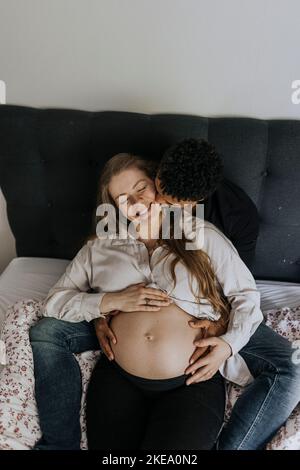 Glückliches Paar im Bett Stockfoto
