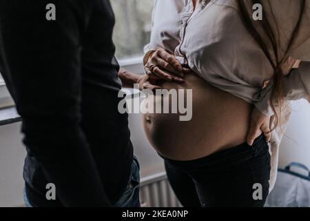 Schwanger Frau mit Partner zusammen stehen Stockfoto