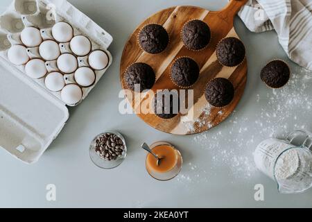 Cupcakes auf Holzbrett Stockfoto