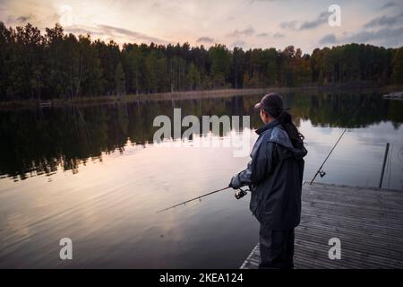 Frau, Angeln im See Stockfoto