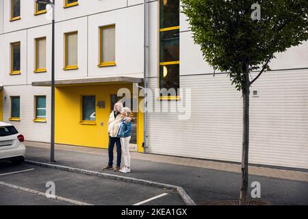 Seniorenpaar in einem Wohngebiet Stockfoto