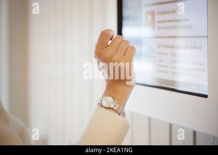 Die Hand der Frau über den Touchscreen Stockfoto